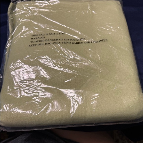 NWOT Insulated Picnic Tote Bag with a blanket and dinnerware. - Picture 7 of 11